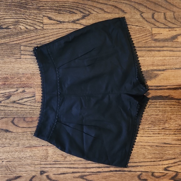 Aqua Pants - Aqua Lace Edge Black Linen Shorts M